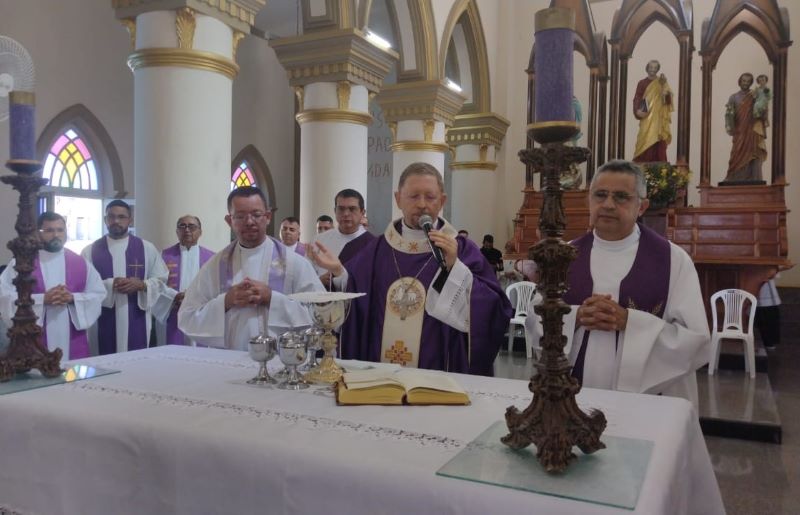 Dom Luís Pepeu preside missa das exéquias de padre Viana